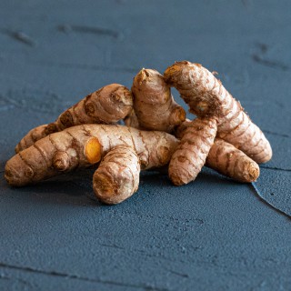 Bioloģiska kurkuma (turmeric) sakne