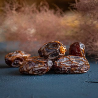 Органические финики Medjool с косточками (свежие)