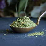 Органические листья моринги, измельченные