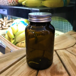 Стеклянная банка коричневого цвета с металлической крышкой