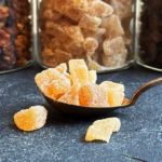 Кусочки органического имбиря в сахаре